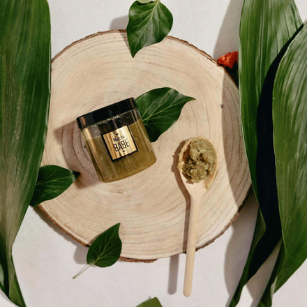 La PIEL Matcha Babe Piling Za Telo Teglica Na Drvenoj Podlozi