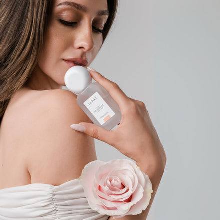 La PIEL Royal Rose Dezodorans Model Sa Ruzom Na Ramenu